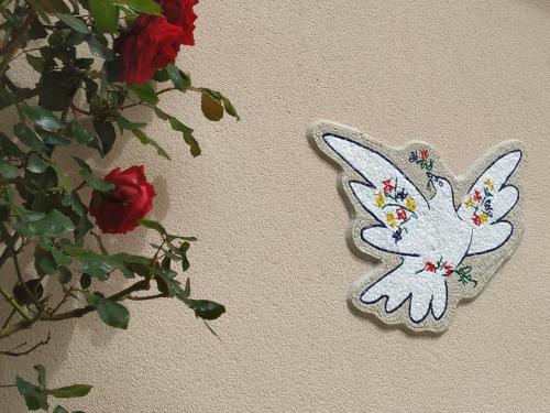 « La colombe de la paix », hommage à Picasso. Emaux de Venise et marbres.