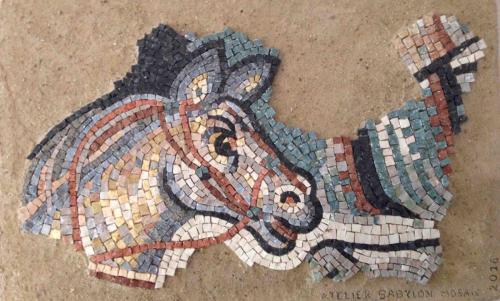 « Tête de cheval », reconstitution en marbres polychromes
