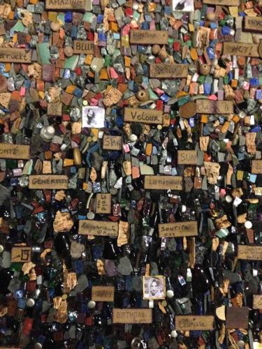 Mosaïque à messages  (détail) : émaux de Venise, matériaux mixtes, marbres, bois, grès cérame, photos résinées…