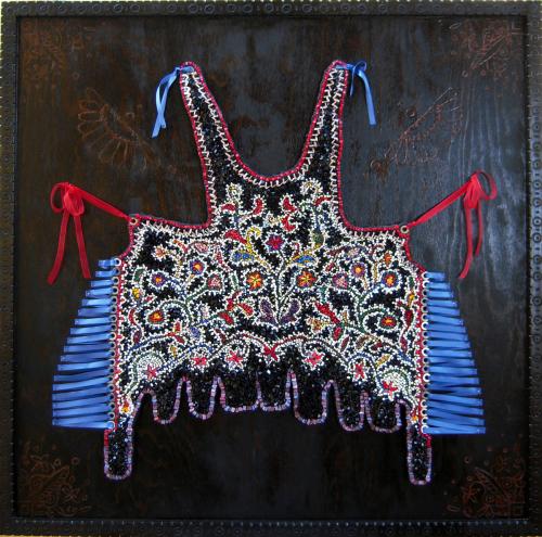 « Hommage au corset sarde », mosaïque 3D, émaux de Venise, rubans et cadre en bois