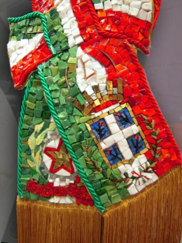 Détail de l’écharpe de maire sur support souple, commune de Spilimbergo, Italie. Emaux de Venise, Ors Vénitiens.